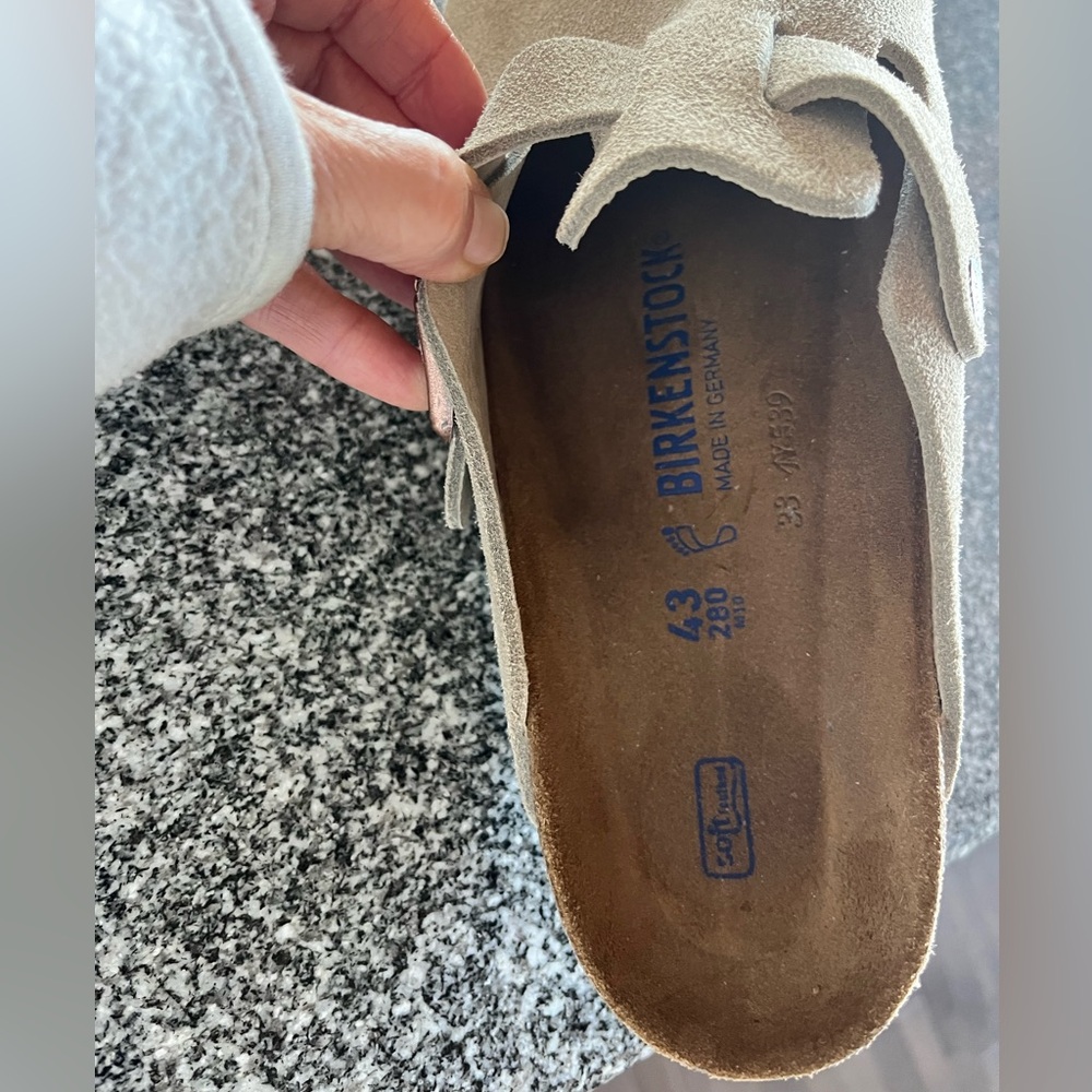 Birkenstock Boston soft footbed size 43 never worn outside/wax drop on right one - Picture 9 of 9